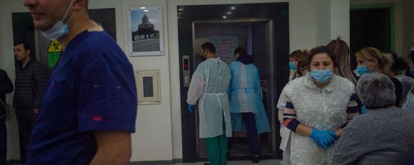 В Степанакерте завершилась операция раненного в Нагорном Карабахе журналиста французской газеты Le Monde (1 октября 2020). Карабах В Степанакерте завершилась операция раненного в Нагорном Карабахе журналиста французской газеты Le Monde (1 октября 2020). Карабах - Sputnik Армения