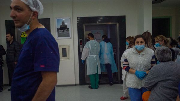 В Степанакерте завершилась операция раненного в Нагорном Карабахе журналиста французской газеты Le Monde (1 октября 2020). Карабах - Sputnik Армения
