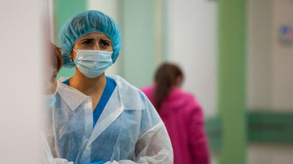В Степанакерте завершилась операция раненного в Нагорном Карабахе журналиста французской газеты Le Monde (1 октября 2020). Карабах - Sputnik Армения