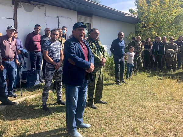 Մարտի են գնում ծերունիները. Գյումրիում թոռները պապին ճանապարհում են ռազմաճակատ - Sputnik Արմենիա