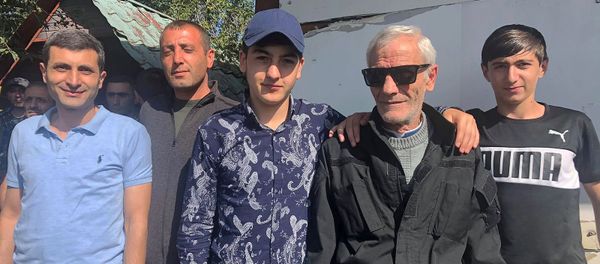 Внуки 68-летнего добровольца союза Еркрапа Володи Хачатряна провожают деда в Карабах (1 октября 2020). Гюмри Внуки 68-летнего добровольца союза Еркрапа Володи Хачатряна провожают деда в Карабах (1 октября 2020). Гюмри - Sputnik Արմենիա