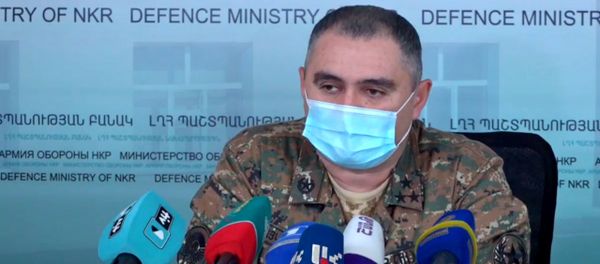 Заместитель командующего Армией Обороны Артур Саркисян во время брифинга Единого информационного центра (2 октября 2020). Степанакерт - Sputnik Արմենիա