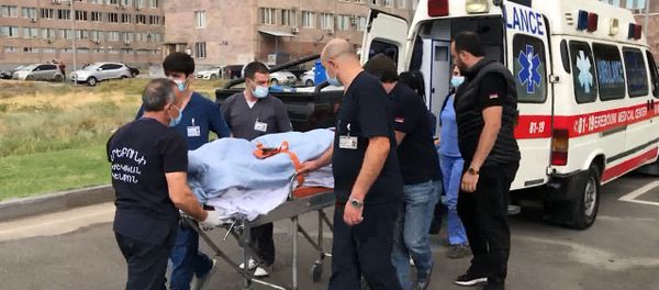 Пострадавшие от обстрелов азербайджанских ВС журналистов забрали во Францию спецборотом - Sputnik Армения