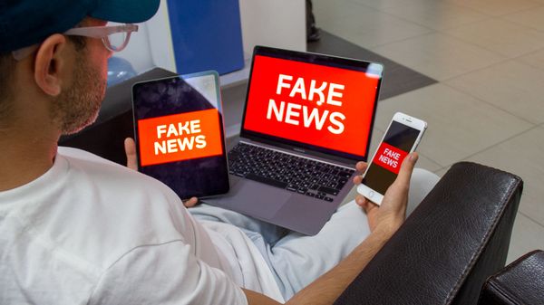 Пользователь читает fake news (постановочная фотография) - Sputnik Армения