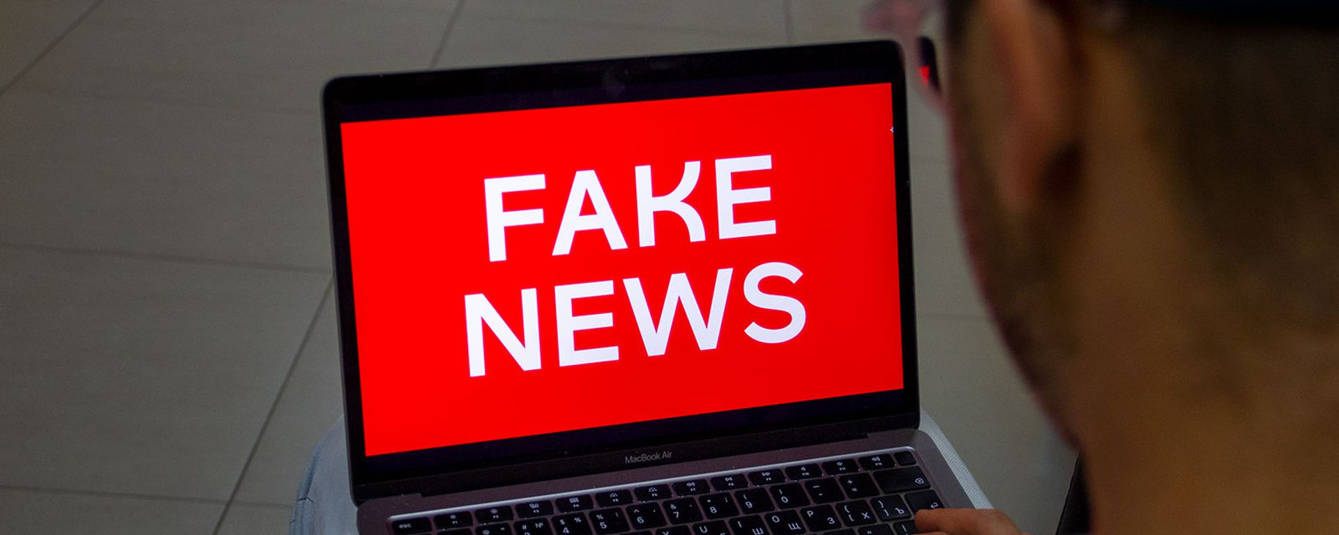Пользователь читает fake news (постановочная фотография) - Sputnik Армения, 1920, 25.01.2024