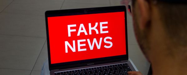Пользователь читает fake news (постановочная фотография) Пользователь читает fake news (постановочная фотография) - Sputnik Армения