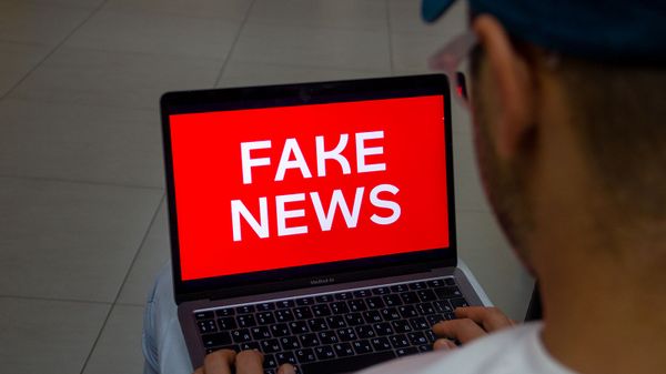 Пользователь читает fake news (постановочная фотография) - Sputnik Армения