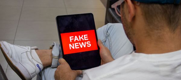 Пользователь читает fake news (постановочная фотография) Пользователь читает fake news (постановочная фотография) - Sputnik Արմենիա