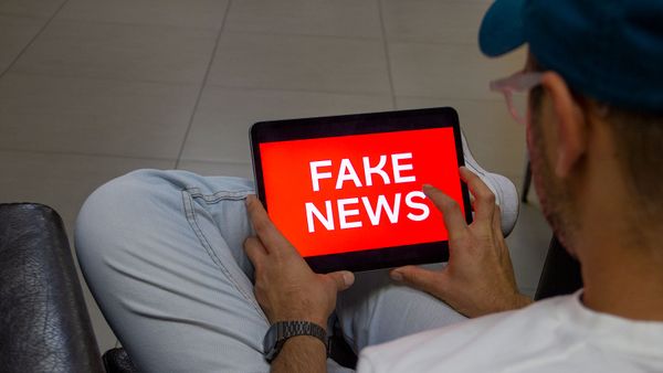 Пользователь читает fake news (постановочная фотография) - Sputnik Армения