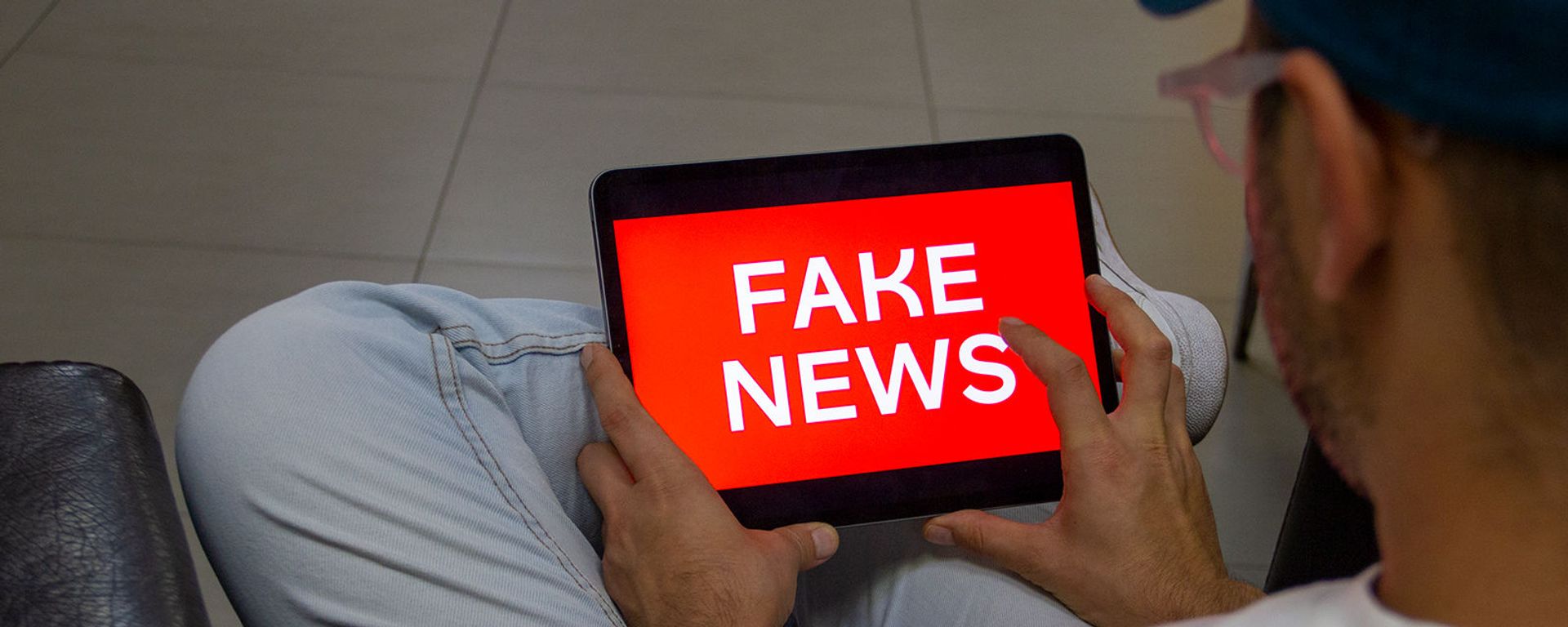 Пользователь читает fake news (постановочная фотография) Пользователь читает fake news (постановочная фотография) - Sputnik Армения, 1920, 04.02.2021