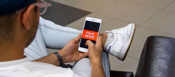 Пользователь читает fake news (постановочная фотография) Пользователь читает fake news (постановочная фотография) - Sputnik Армения