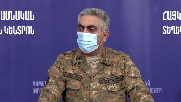 Пресс-конференция представителя Минобороны РА Арцруна Ованнисяна и начальника управления гражданской защиты Спасательной службы МЧС Эдана Снгряна (2 октября 2020). Еревaн - Sputnik Армения
