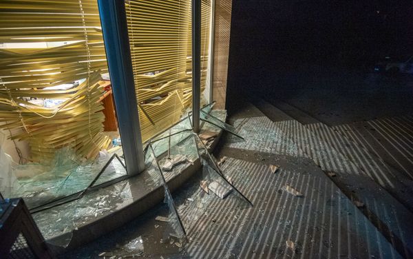 Последствия обстрелов в Степанакерта после вечерних обстрелов (2 октября 2020). Карабах Последствия обстрелов в Степанакерта после вечерних обстрелов (2 октября 2020). Карабах - Sputnik Армения