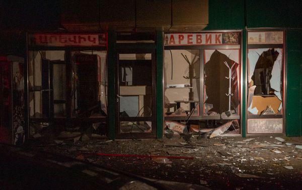 Последствия обстрелов в Степанакерта после вечерних обстрелов (2 октября 2020). Карабах Последствия обстрелов в Степанакерта после вечерних обстрелов (2 октября 2020). Карабах - Sputnik Армения