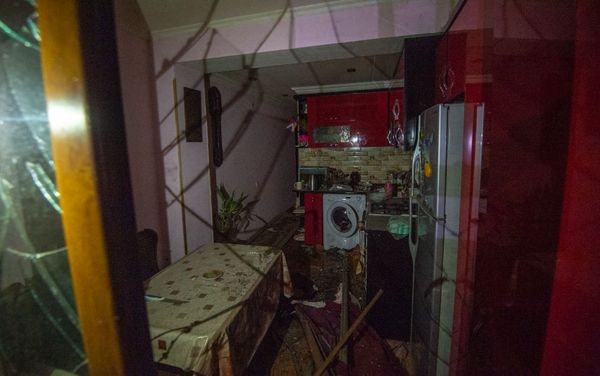 Последствия обстрелов в Степанакерта после вечерних обстрелов (2 октября 2020). Карабах Последствия обстрелов в Степанакерта после вечерних обстрелов (2 октября 2020). Карабах - Sputnik Армения