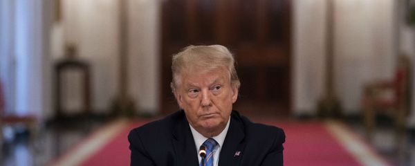 Президент США Дональд Трамп сидит, скрестив руки, во время круглого стола, посвященного безопасному открытию американских школ во время пандемии коронавируса (7 июля 2020). Вашингтон - Sputnik Армения