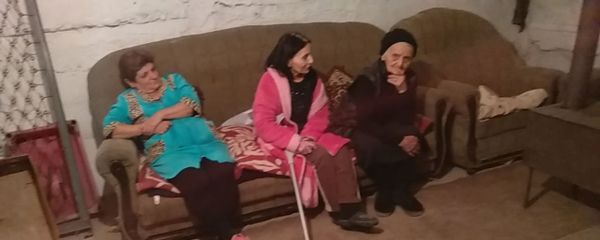 Женщины в бомбоубежище в Степанакерте готовят тушёнку на электроплитке Женщины в бомбоубежище в Степанакерте готовят тушёнку на электроплитке - Sputnik Արմենիա