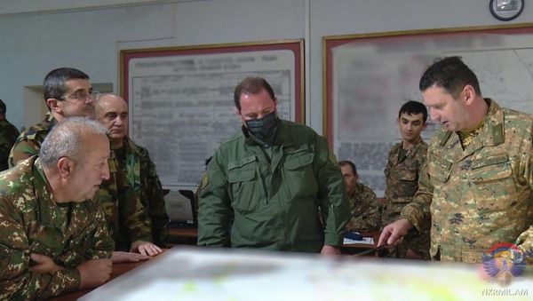 Министр обороны Давид Тоноян и президент НКР Араик Арутюнян посетили Центр боевого управления армии (28 сентября 2020). Степанакерт Министр обороны Давид Тоноян и президент НКР Араик Арутюнян посетили Центр боевого управления армии (28 сентября 2020). Степанакерт - Sputnik Армения