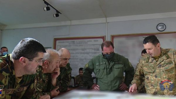 Министр обороны Давид Тоноян и президент НКР Араик Арутюнян посетили Центр боевого управления армии (28 сентября 2020). Степанакерт - Sputnik Արմենիա