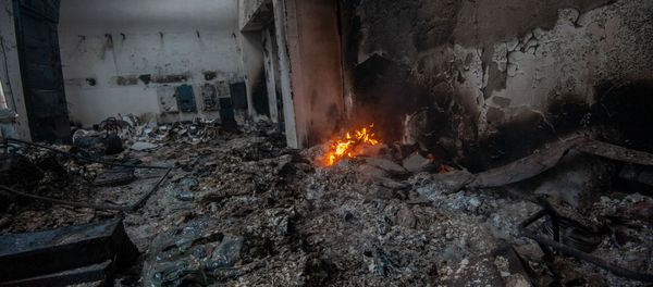 Кадры горящего магазина после ночного ракетного обстрела (4 октября 2020). Степанакерт - Sputnik Армения
