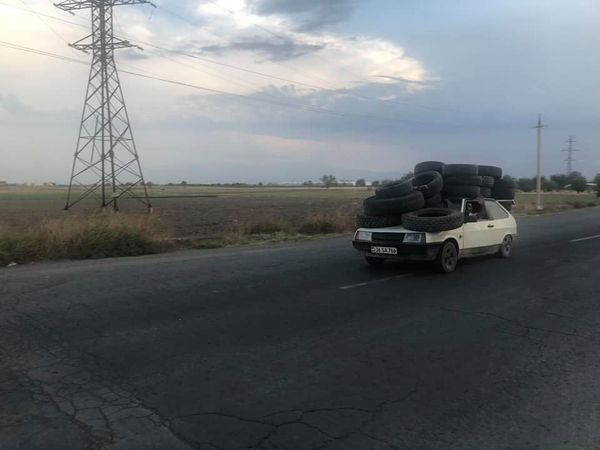 Покрышки на передовую: Арцрун Ованнисян опубликовал забавный кадр дня Покрышки на передовую: Арцрун Ованнисян опубликовал забавный кадр дня - Sputnik Армения