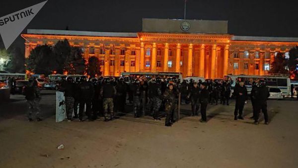 Милиция разгоняет митингующих с площади Ала-Тоо (05 октября 2020). Кыргызстан Милиция разгоняет митингующих с площади Ала-Тоо (05 октября 2020). Кыргызстан - Sputnik Армения