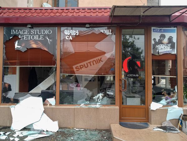 Руины пятиэтажного жилого дома в Степанакерте, на первом этаже которого находился мебельный магазин - Sputnik Армения