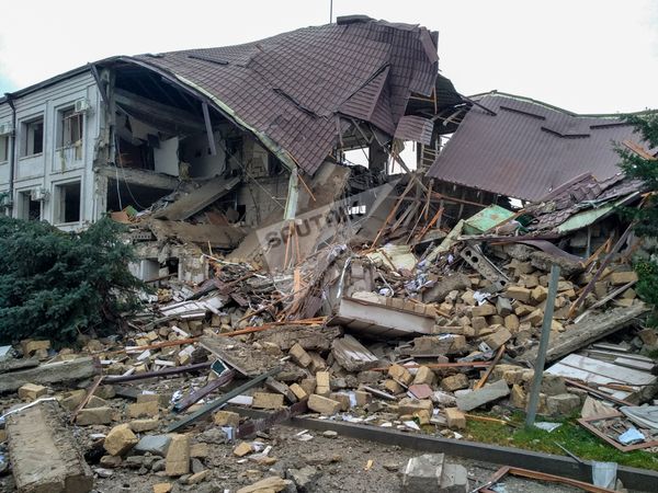 Полуразрушенное здание Арцахэнерго в Степанакерте - Sputnik Армения