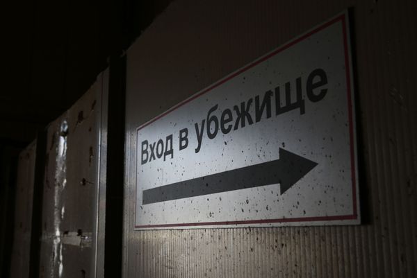 Табличка-указатель на входе в бомбоубежище. - Sputnik Армения