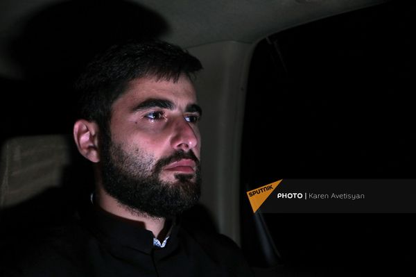 Нам пришлось взять в руки оружие: армянские священники везут помощь на передовую Нам пришлось взять в руки оружие: армянские священники везут помощь на передовую - Sputnik Армения