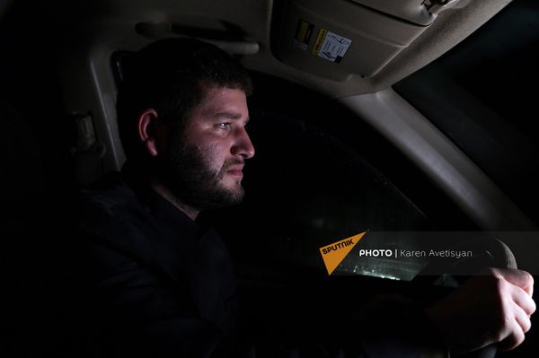 Нам пришлось взять в руки оружие: армянские священники везут помощь на передовую Нам пришлось взять в руки оружие: армянские священники везут помощь на передовую - Sputnik Армения