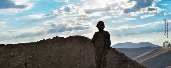 Армянский военнослужащий на боевой позиции Армянский военнослужащий на боевой позиции - Sputnik Армения