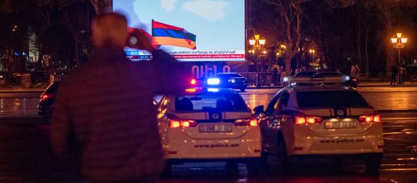 Горожане проходят мимо установленного на площади Республики информационного экрана (6 октября 2020). Еревaн - Sputnik Արմենիա