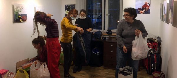 Волонтеры распределяют благотворительную помощь в галерее Саркис Мударян Волонтеры распределяют благотворительную помощь в галерее Саркис Мударян - Sputnik Արմենիա