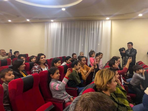 Երեխաները պետք է հեքիաթ ունենան. Շուշիի թատրոնը Գյումրիում է, հանդիսատեսին էլ են բերել - Sputnik Արմենիա
