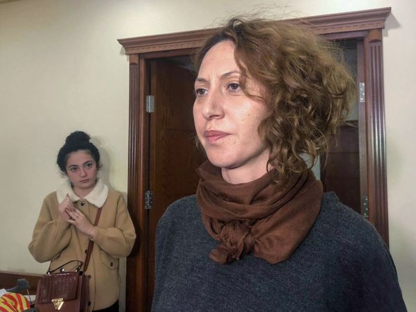 Երեխաները պետք է հեքիաթ ունենան. Շուշիի թատրոնը Գյումրիում է, հանդիսատեսին էլ են բերել - Sputnik Արմենիա