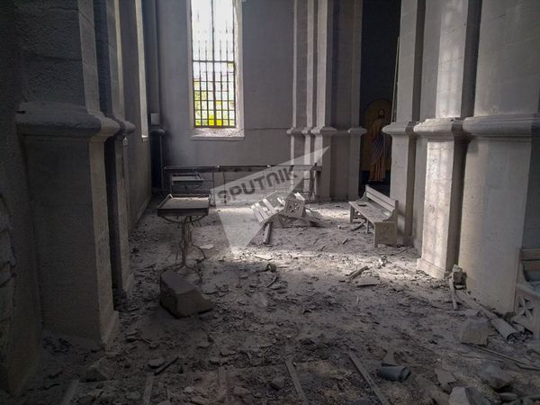ВС Азербайджана обстреляли символ Шуши — собор Казанчецоц. В храме были дети - Sputnik Армения
