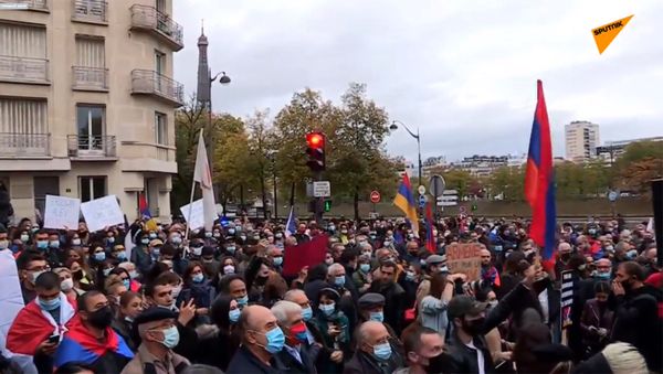 Акция протеста армянской диаспоры во Франции перед посольством Турции (8 октября 2020). Париж - Sputnik Армения