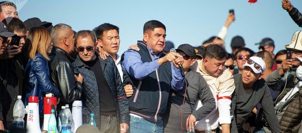 Член партии Бутун Кыргызстан Курсан Асанов выступает на митинге Член партии Бутун Кыргызстан Курсан Асанов выступает на митинге - Sputnik Армения