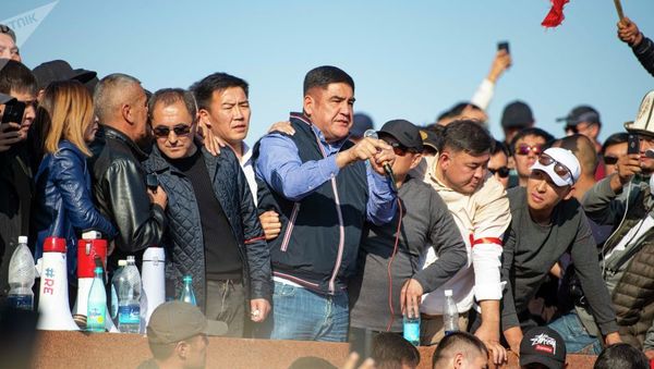 Член партии Бутун Кыргызстан Курсан Асанов выступает на митинге Член партии Бутун Кыргызстан Курсан Асанов выступает на митинге - Sputnik Армения