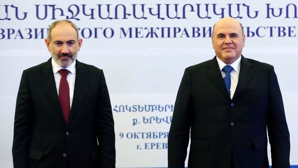 Премьер-министры Армении и России Никол Пашинян и Михаил Мишустин перед началом заседания Евразийского межправительственного совета (9 октября 2020). Еревaн - Sputnik Армения