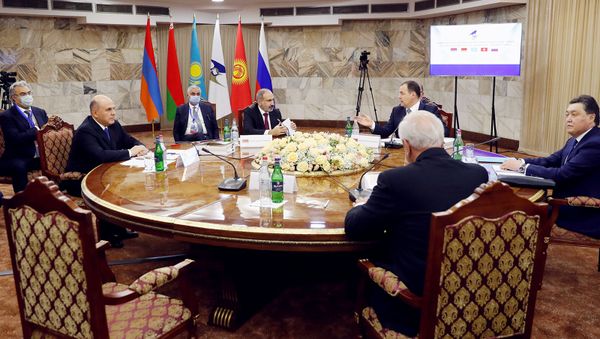 Председатель правительства РФ Михаил Мишустин, премьер-министр Армении Никол Пашинян, премьер-министр Белоруссии Роман Головченко и премьер-министр Казахстана Аскар Мамин (слева направо) принимают участие в заседании Евразийского Межправительственного совета в узком составе (9 октября 2020). Еревaн - Sputnik Армения