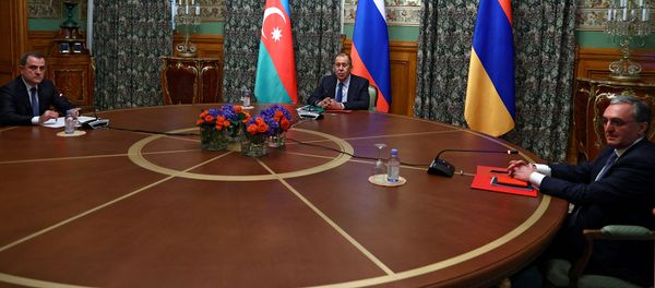 Министры иностранных дел Армении, России и Азербайджана Зограб Мнацаканян, Сергей Лавров и Джейхун Байрамов (справа налево) на трехсторонних переговорах в Доме приемов МИД России (9 октября 2020). Москвa - Sputnik Արմենիա