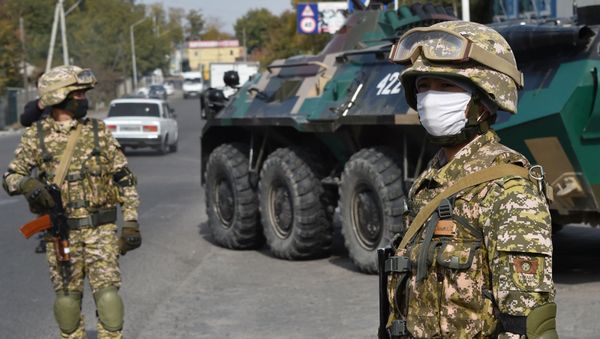 Военнослужащие на блокпосту во время беспорядков, вызванных результатами парламентских выборов (10 октября 2020). Бишкек Военнослужащие на блокпосту во время беспорядков, вызванных результатами парламентских выборов (10 октября 2020). Бишкек - Sputnik Армения