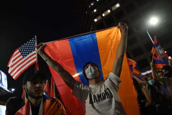 Молодые люди с флагами Армении и США во время акции протеста армянской молодежной федерации у здания Генерального консульства Азербайджана в Лос-Анджелесе (30 сентября 2020). США - Sputnik Армения