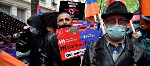 Люди с плакатами и национальными флагами во время демонстрации, созванной координационным советом армянских организаций Франции в знак протеста против агрессии Азербайджана в Карабахе (2 октября 2020). Лион, Франция - Sputnik Армения