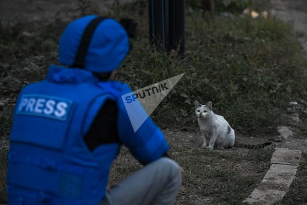 Первый вечер в Степанакерте после объявления временного режима прекращения огня (10 октября 2020). Карабах Первый вечер в Степанакерте после объявления временного режима прекращения огня (10 октября 2020). Карабах - Sputnik Армения