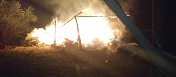 Загоревшийся в результате удара ВС Азербайджана хлев частного дома в Степанакерте Загоревшийся в результате удара ВС Азербайджана хлев частного дома в Степанакерте - Sputnik Արմենիա