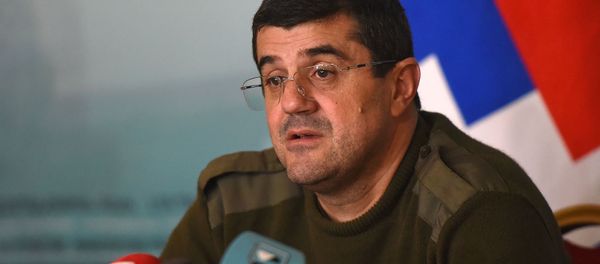 Президент Карабаха Араик Арутюнян во время брифинга в Едином информационном центре (11 октября 2020). Степанакерт - Sputnik Армения