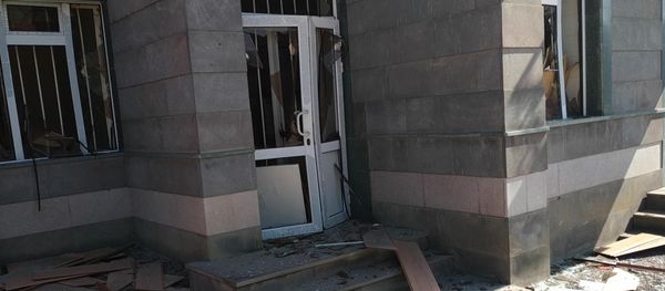 В Степанакерте заделывают разбитие окна В Степанакерте заделывают разбитие окна - Sputnik Армения